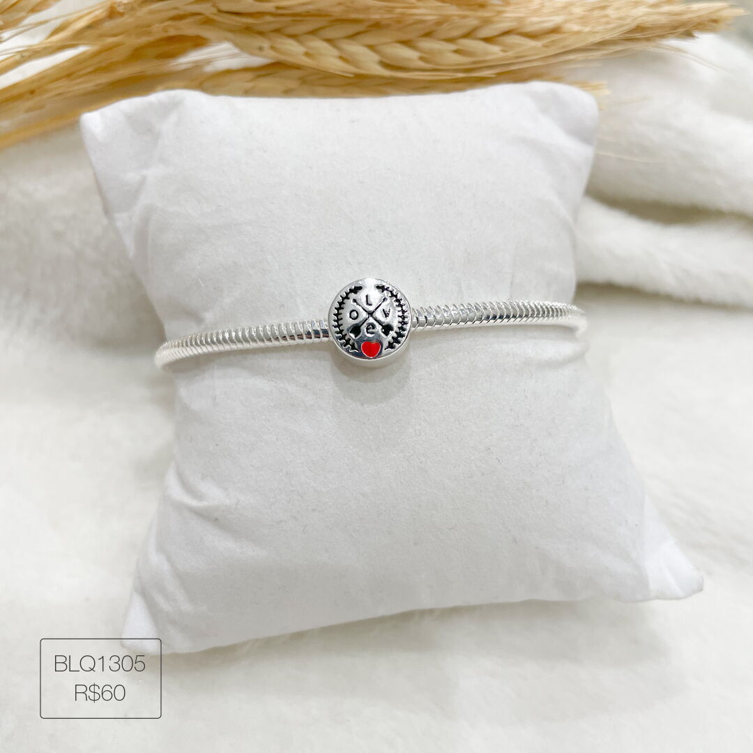 Berloque Love c/ Flecha Cruzada Passador Esmaltado Prateado